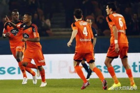 星空体育官网下载入口-里昂训练开放日；赛前外线爆发引欢呼；法甲在即；更衣室氛围转暖(里昂vs巴黎圣日耳曼视频直播)