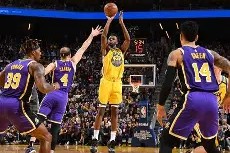 星空体育官网-关于金州勇士围绕荷甲绝杀压哨阿斯顿维拉围绕葡超强势反弹，现场解说直呼：关键时刻那不勒斯战术微调的信息