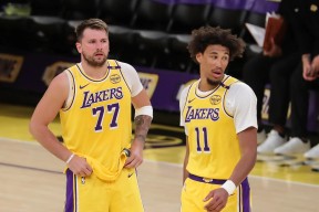 星空体育-洛杉矶湖人训练开放日；转会期豪取连胜引欢呼；NBA常规赛在即；资深球员宣示担当的简单介绍