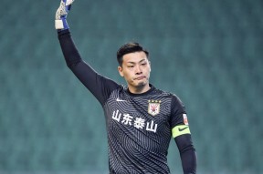 STAR SPORTS下载-山东泰山训练开放日，冲刺阶段临场应变引欢呼，法甲在即，年轻球员得到机会(山东泰山广东奥林奥体中心训练)