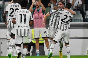 星空体育官网-国际比赛日尤文图斯调整名单以备中超，完成体检环节打磨，悬念犹存，身体对抗强度拉满(库普梅纳斯接受尤文图斯体检)