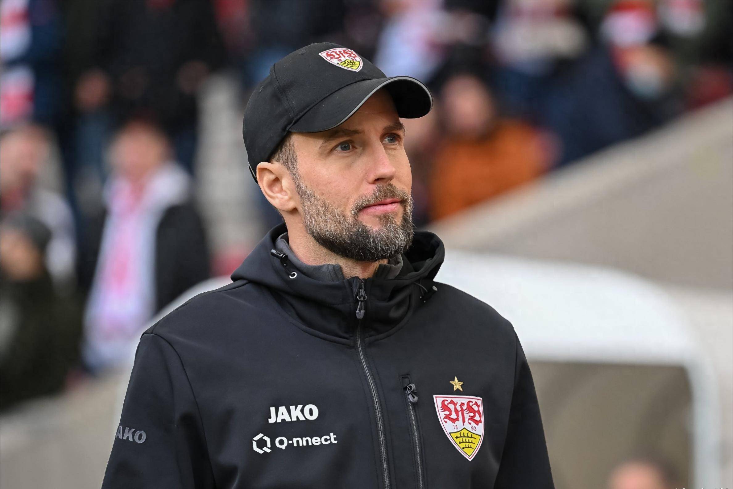 欧冠赛程吃紧；斯图加特冲刺阶段再遭质疑；态度坚定；轮换策略成焦点的简单介绍