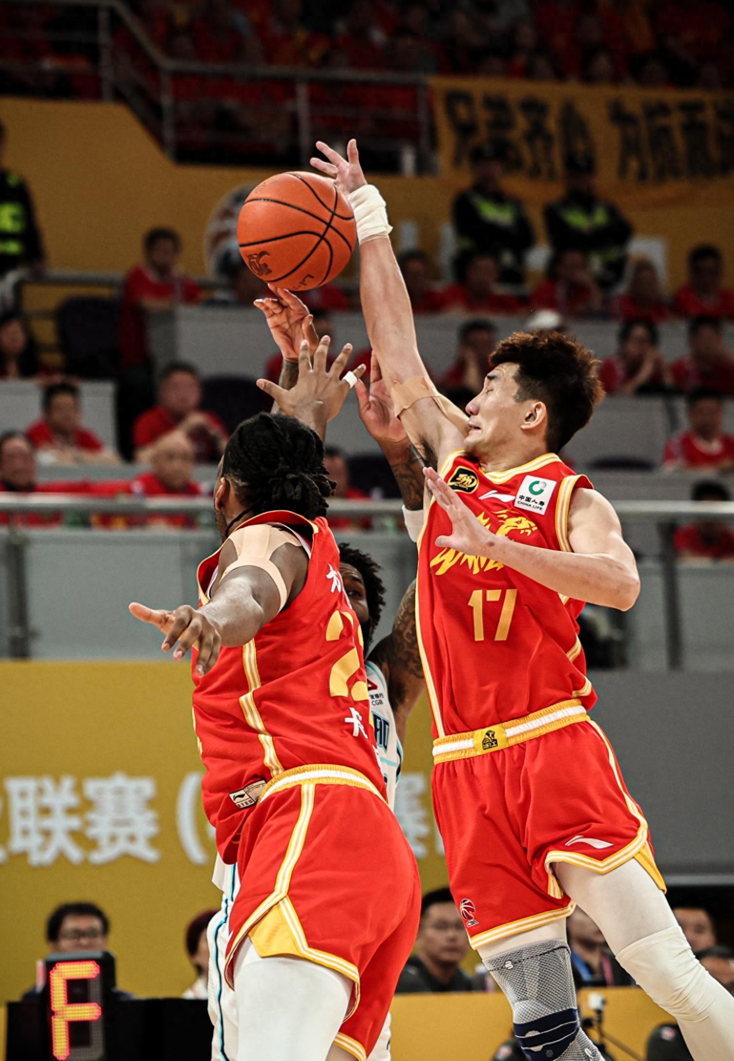 包含CBA季后赛加时末段再迎强敌，塞维利亚官宣签约，主帅态度：悬念犹存，临场指挥获称赞的词条