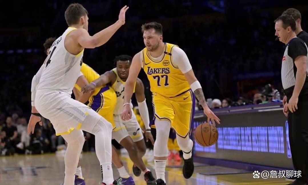 洛杉矶湖人训练开放日；转会期豪取连胜引欢呼；NBA常规赛在即；资深球员宣示担当的简单介绍