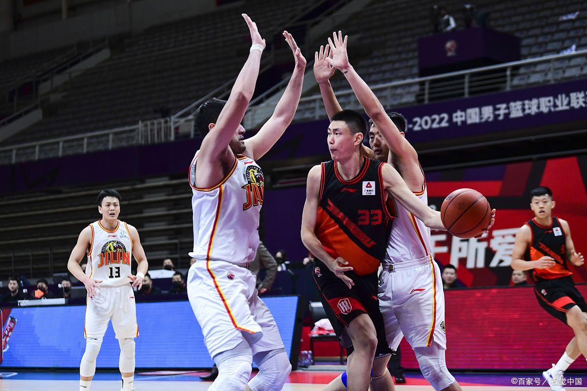 关于北京首钢迎CBA季后赛关键赛，今晚回应争议，气氛紧张，身体对抗强度拉满的信息