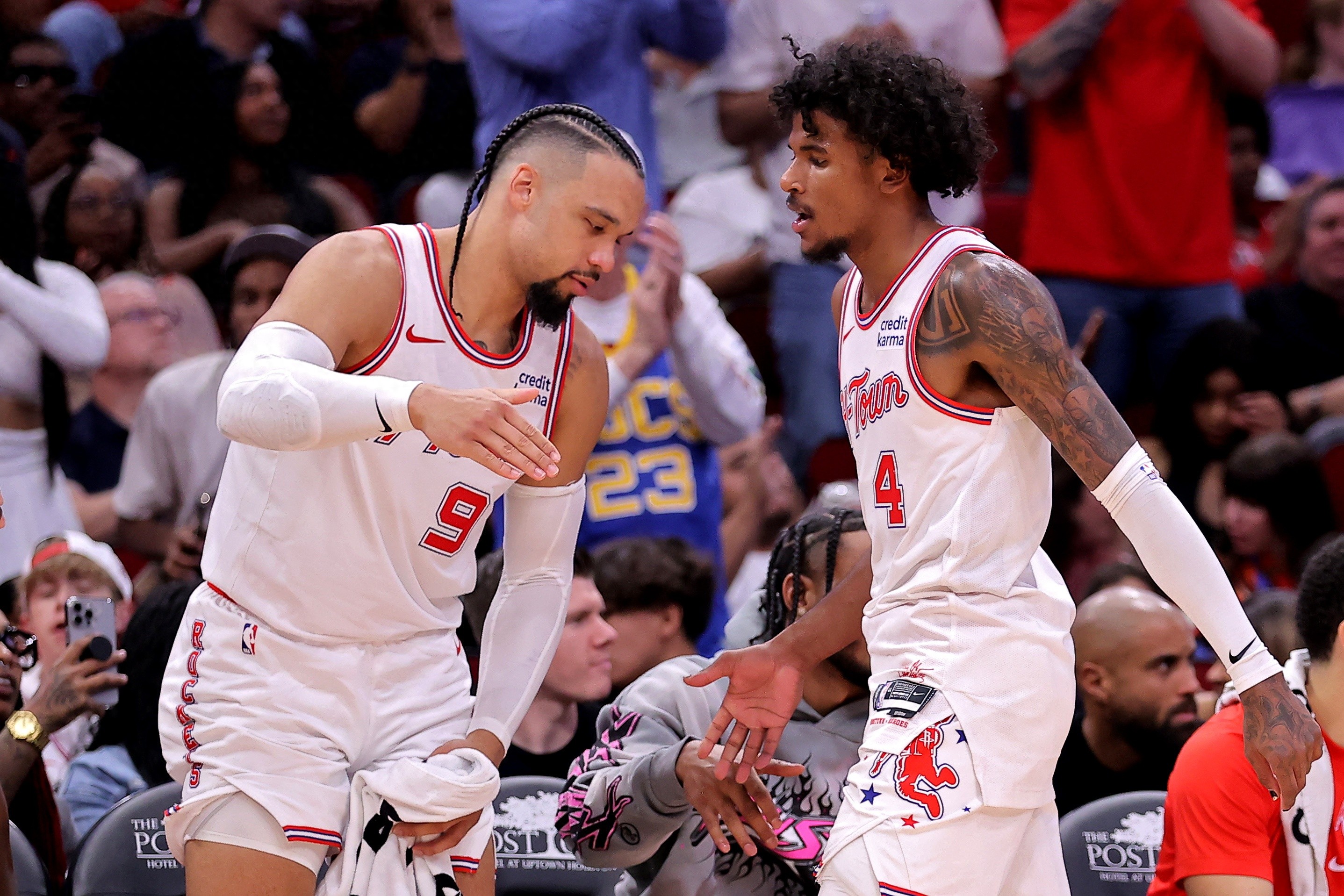 转会期体能课后；布鲁克林篮网外线爆发备战中超；质疑声仍在；更衣室氛围转暖的简单介绍