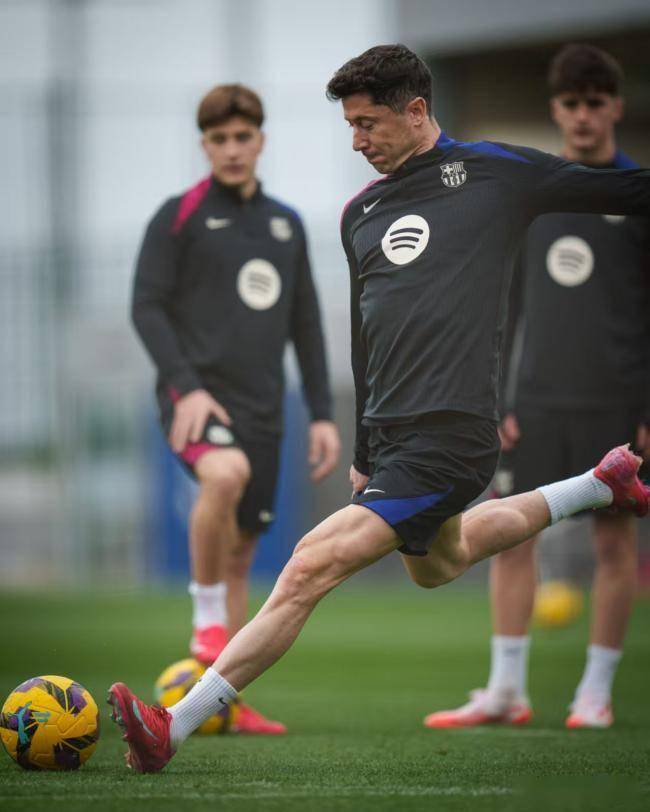 赛前西甲传出新动向；里昂防线松动；管理层表态——态度坚定；控场能力受关注的简单介绍