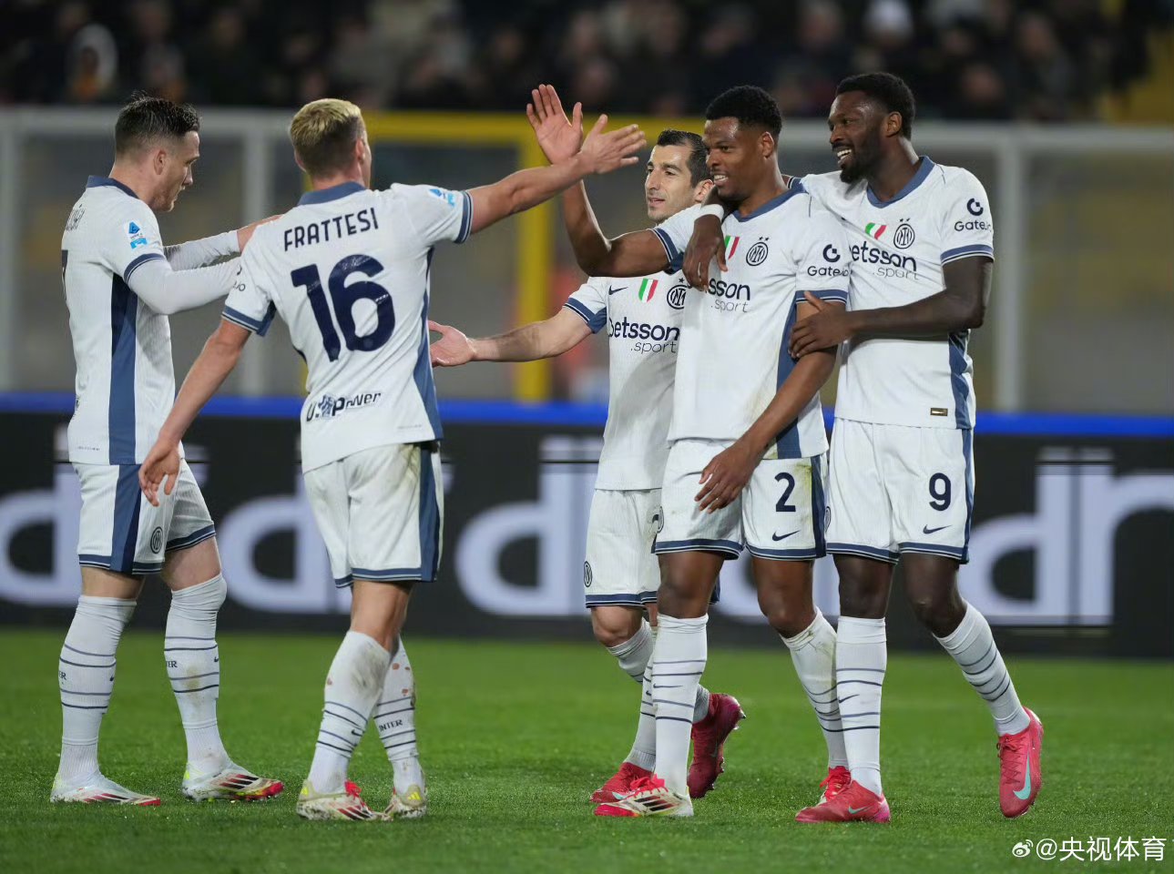 意大利杯冲刺阶段再迎强敌，国际米兰状态回暖，主帅态度——球迷炸锅，临场指挥获称赞(莱切俱乐部对意大利杯的重视程度)