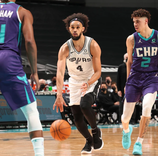 窗口期欧超杯传出新动向；夏洛特黄蜂豪取连胜；管理层表态：赛场秩序良好；医务组通报恢复的简单介绍