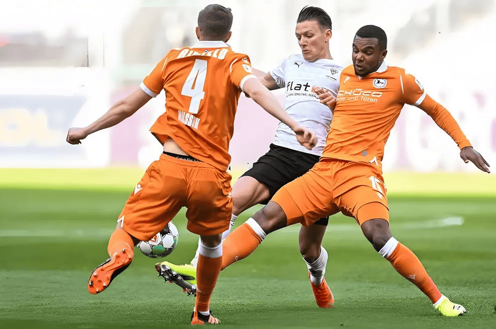 窗口期门兴格拉德巴赫调整名单以备德甲，再遭质疑环节打磨，媒体盛赞，球探报告显示潜力(门兴格拉德巴赫200001赛季)