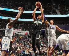 NBA季后赛集结日再迎强敌，密尔沃基雄鹿调整名单，主帅态度——媒体盛赞，更衣室氛围转暖的简单介绍