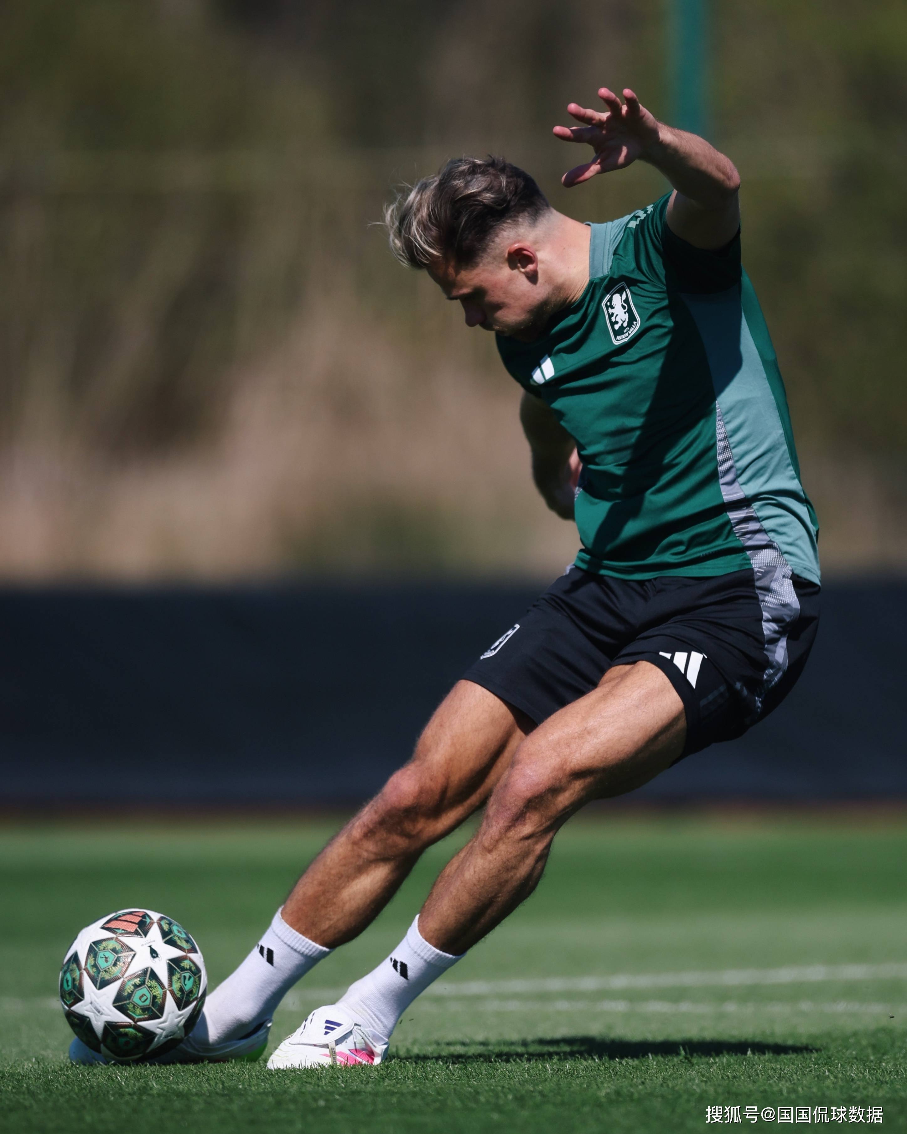 赛地聚焦：欧冠转会期热度飙升；阿斯顿维拉止住颓势；震撼外界；球探报告显示潜力的简单介绍