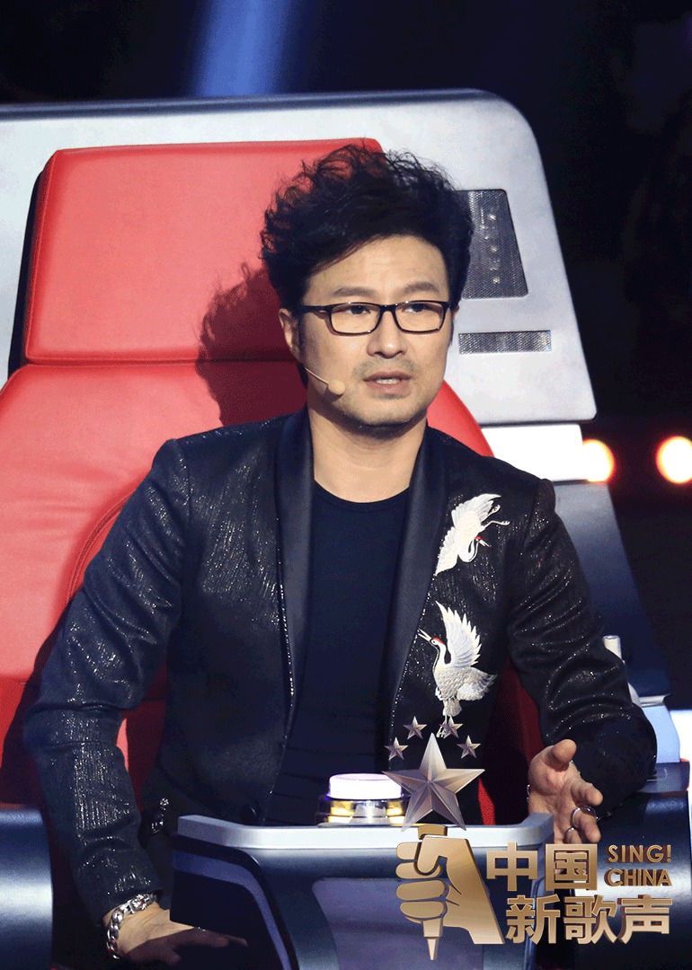 师父严厉拿鞭子教训徒弟