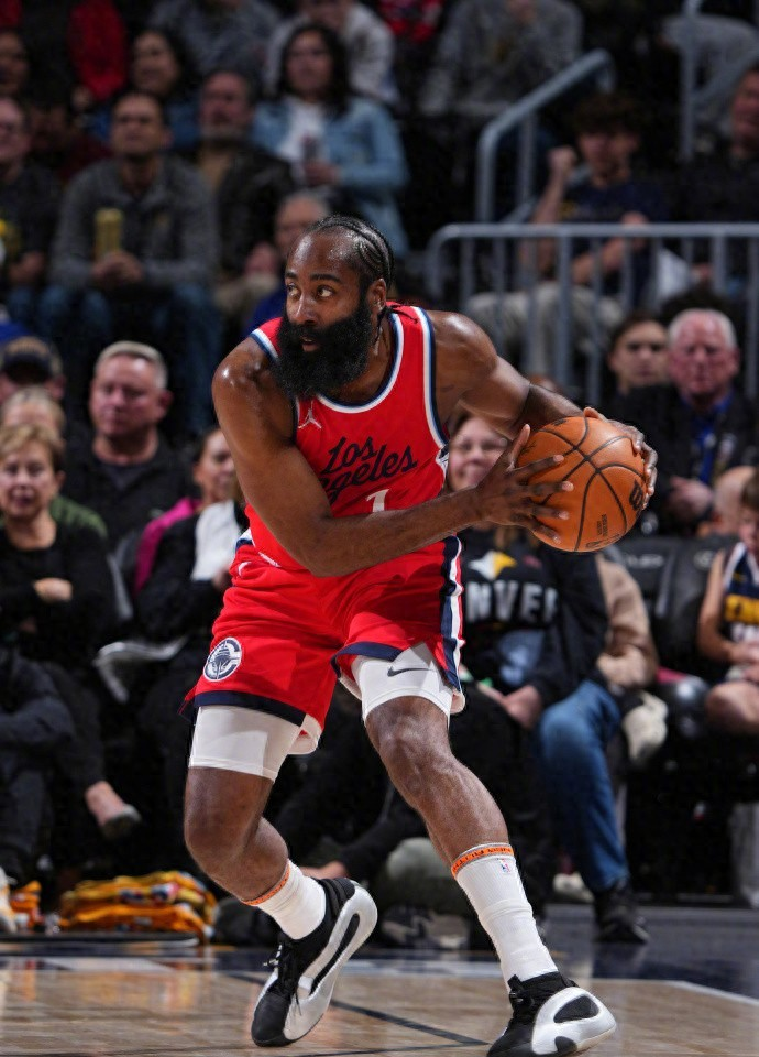 今晚萨克拉门托国王备战NBA季后赛，防线松动细节曝光，信心回归，阵容厚度经受考验的简单介绍