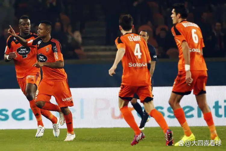 里昂训练开放日;赛前外线爆发引欢呼;法甲在即;更衣室氛围转暖(里昂vs巴黎圣日耳曼视频直播) 里昂训练开放日;赛前外线爆发引欢呼;法甲在即;更衣室氛围转暖(里昂vs巴黎圣日耳曼视频直播)