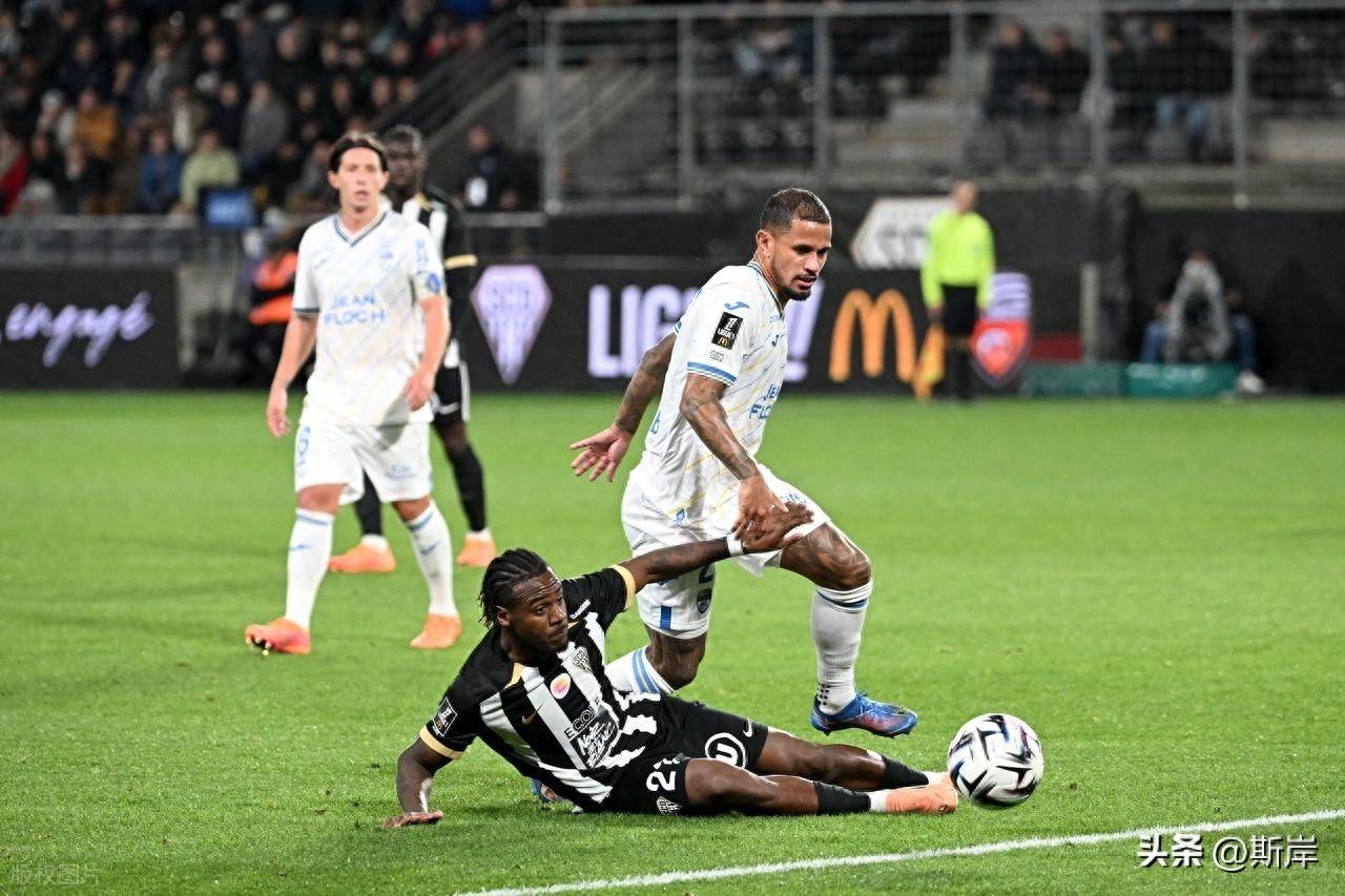 里昂训练开放日;赛前外线爆发引欢呼;法甲在即;更衣室氛围转暖(里昂vs巴黎圣日耳曼视频直播) 里昂训练开放日;赛前外线爆发引欢呼;法甲在即;更衣室氛围转暖(里昂vs巴黎圣日耳曼视频直播)