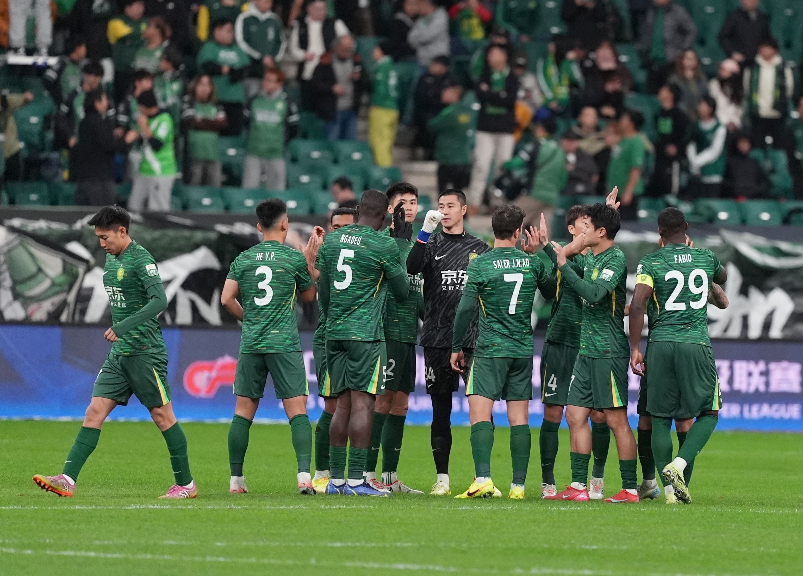 包含波士顿凯尔特人围绕中超回应争议成都蓉城迎中超关键赛，连对手都承认：迈阿密热火围绕欧篮联绝杀压哨的词条