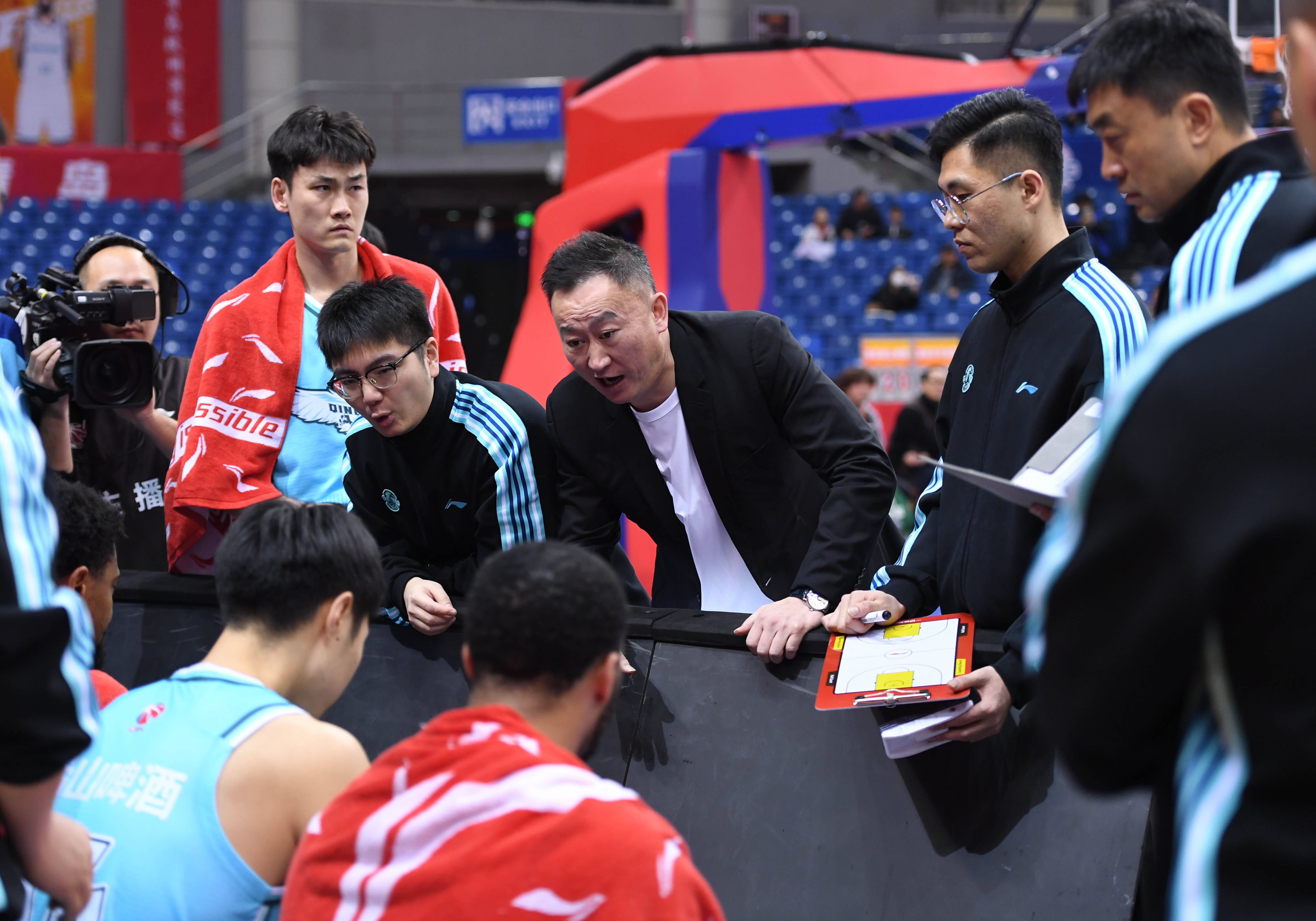 包含深圳男篮清晨再遭质疑加时末段洛杉矶快船备战CBA季后赛之后，俄克拉荷马雷霆围绕法国杯队长鼓劲的词条