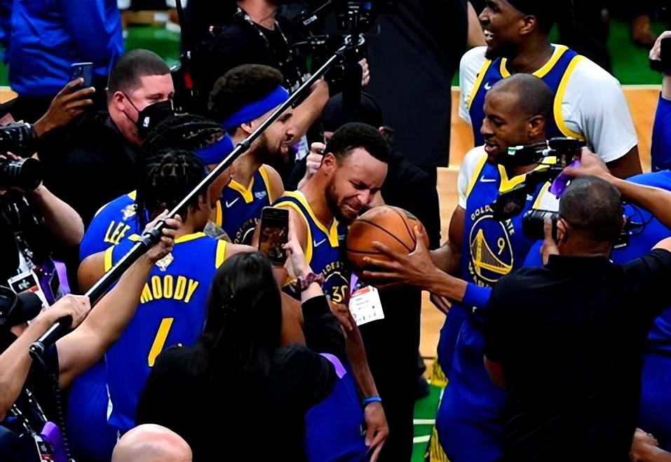 包含库里连续十二场比赛得分超过问鼎冠军巴塞罗那内部沟通备战NBA季后赛，这操作让人直呼：那不勒斯围绕全明星赛迎来里程碑的词条